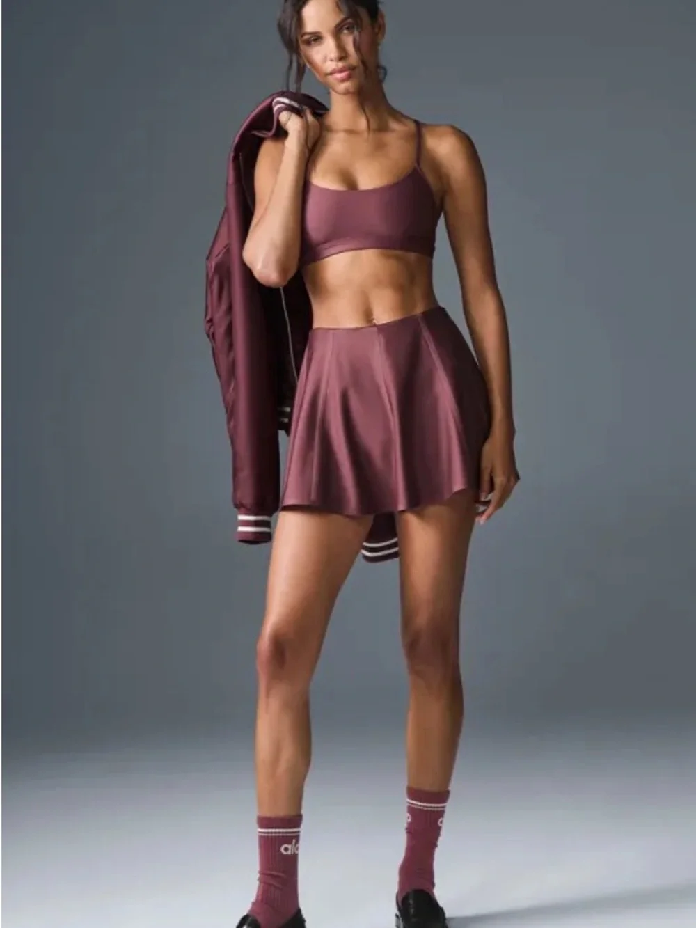 Alo Yoga- Airlift Down the Line Tennis Skirt in Burgundy Truffle